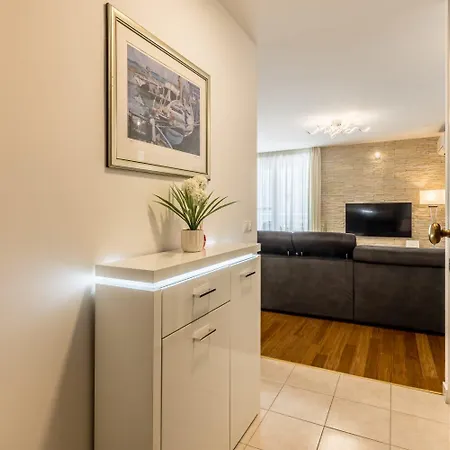 Three Lions Apartment