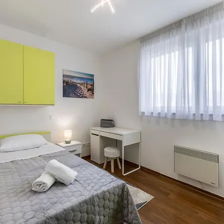 Apartment Three Lions *