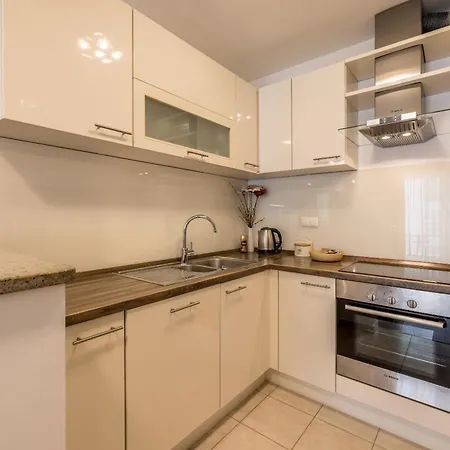 Three Lions Apartment Split