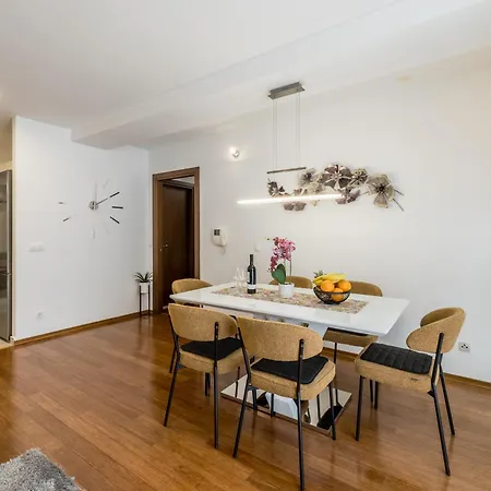 Three Lions Apartment *