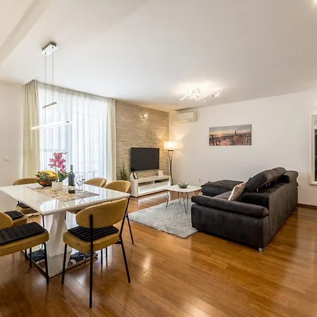 Three Lions Apartment *