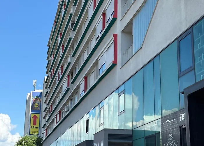 Three Lions Apartment *