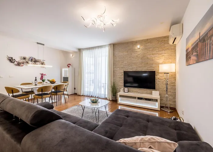 Three Lions Apartment