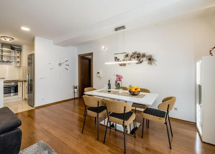 Three Lions Apartment *